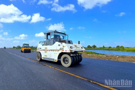 Cao tốc Cần Thơ-Cà Mau giai đoạn về đích vào những ngày giữa tháng 12/2025.