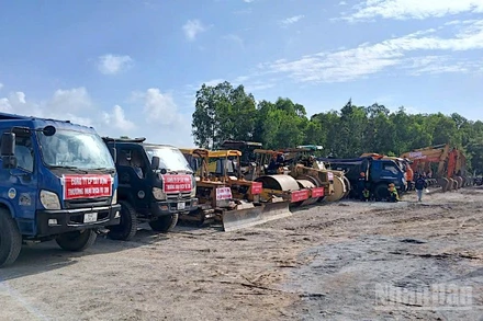 Thiết bị, máy móc tập kết cho việc thi công công trình thuộc Dự án đường vành đai trong và vành đai ngoài tại Cà Mau.