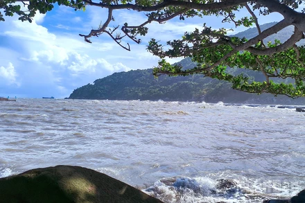 Một góc Hòn Khoai giữa trùng khơi bao la.