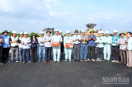 Bí thư Tỉnh ủy Nguyễn Hồ Hải và Chủ tịch Ủy ban nhân dân tỉnh Lữ Quang Ngời (cùng đội nón tai bèo có hình cờ Tổ quốc) tặng quà trên công trường cao tốc vào chiều 7/12.