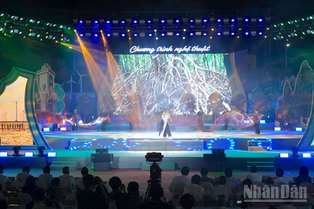 Chương trình nghệ thuật tại buổi lễ kỷ niệm. 