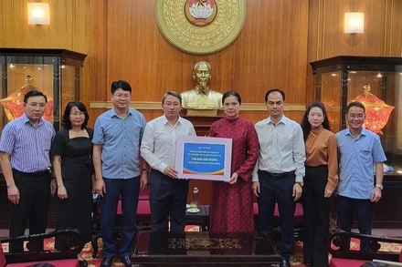 Đại diện lãnh đạo Bộ Tư pháp trao tiền ủng hộ cho đồng bào bị bão lũ