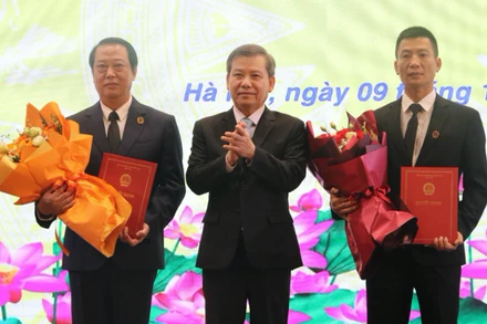 Chánh án Tòa án nhân dân tối cao trao quyết định cho hai cán bộ mới được bổ nhiệm.