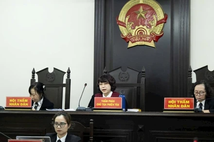 Hội đồng xét xử tại phiên tòa.