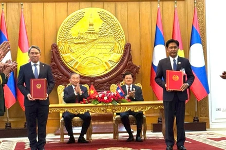 Quang cảnh lễ trao Thỏa thuận hợp tác pháp luật và tư pháp Việt-Lào giai đoạn 2026-2030.