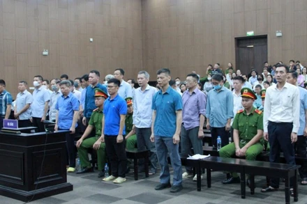 Các bị cáo nghe Hội đồng xét xử tuyên án.