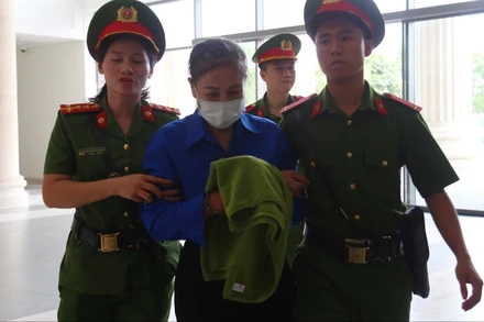 Bị cáo Hoàng Thị Thúy Lan, cựu Bí thư Tỉnh ủy Vĩnh Phúc bị dẫn giải ra tòa sáng 24/6.