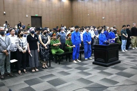 Các bị cáo tại phiên xét xử sơ thẩm sáng 28/10. 