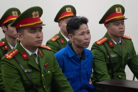 Bị cáo Cao Văn Hùng tại tòa sáng 17/11.