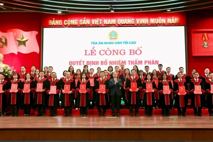 Chánh án Tòa án nhân dân tối cao cùng các thẩm phán được trao Quyết định.