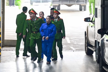 Bị cáo bị dẫn giải ra tòa.