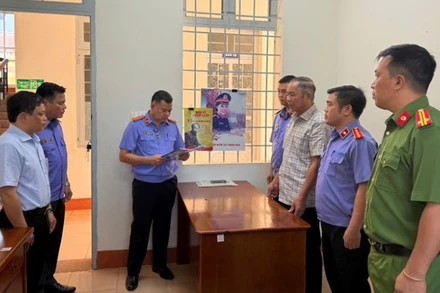 Cơ quan điều tra Viện Kiểm sát nhân dân tối cao thi hành các quyết định tố tụng đối với ông Huỳnh Thành. (Nguồn: Cục 1, Viện Kiểm sát nhân dân tối cao cung cấp)