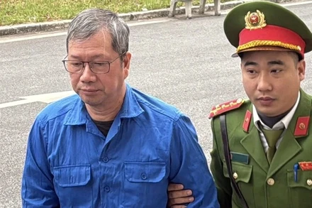 Bị cáo bị dẫn giải ra Tòa.