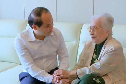 Phó Chánh án Tòa án nhân dân tối cao Nguyễn Quốc Đoàn thăm hỏi nguyên Phó Chủ tịch nước Nguyễn Thị Bình.