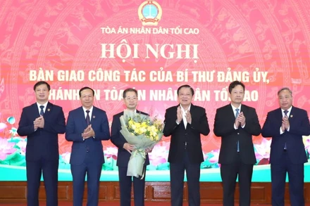 Đồng chí Phan Đình Trạc tặng hoa chúc mừng Chánh án Tòa án nhân dân tối cao Nguyễn Văn Quảng.