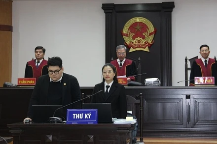 Hội đồng xét xử phiên phúc thẩm.