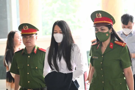 Bị cáo Trịnh Thị Thúy Nga bị dẫn giải đến tòa sáng 17/6.