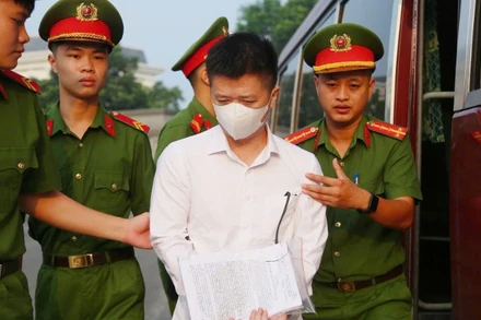 Các bị cáo bị dẫn giải đến phiên tòa.