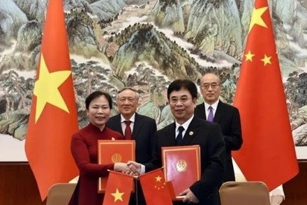 Lễ ký Biên bản ghi nhớ tại Hội nghị Tòa án các tỉnh biên giới Việt Nam-Trung Quốc lần thứ nhất.