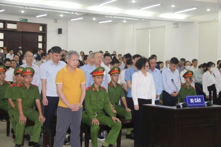 Các bị cáo trong phiên xét xử phúc thẩm.