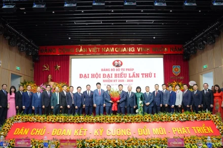 Ban Chấp hành Đảng bộ Bộ Tư pháp nhiệm kỳ 2025-2030 ra mắt Đại hội.