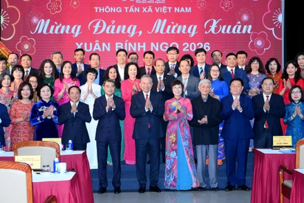 Tổng Bí thư Tô Lâm và các đồng chí lãnh đạo Đảng, Nhà nước với cán bộ, phóng viên, biên tập viên, người lao động Thông tấn xã Việt Nam. (Ảnh: ĐĂNG KHOA)