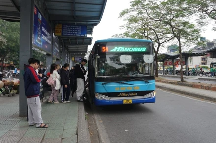 Tổng công ty Vận tải Hà Nội tăng cường dự phòng hàng chục xe buýt để phục vụ nhân dân.