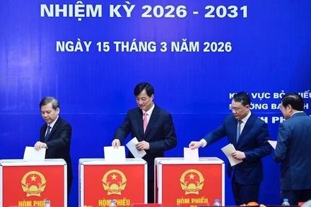 Bí thư Thành ủy Hà Nội Nguyễn Duy Ngọc thực hiện bỏ phiếu. 