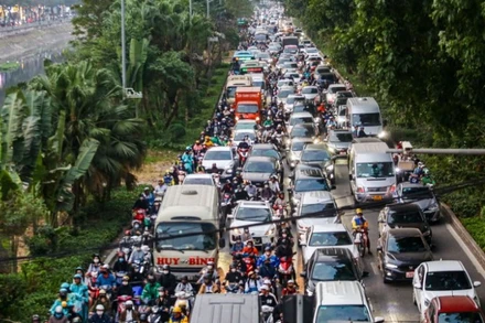 Đường Láng thường xuyên trong tình trạng quá tải, ùn tắc.