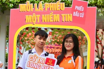 Các bạn trẻ phấn khởi "check-in".