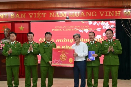 Lãnh đạo Ủy ban nhân dân thành phố Hà Nội tặng quà Tết cho cán bộ, chiến sĩ Phòng Cảnh sát cơ động (Công an thành phố Hà Nội). (Ảnh: PHÚ KHÁNH)