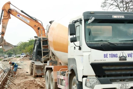 Nhà thầu đang khẩn trương thi công hồ điều hòa Cự Khối. (Ảnh: Hùng Thái)