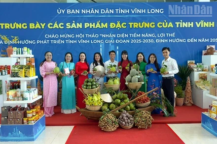 Gian trưng bày sản phẩm đặc trưng của tỉnh Vĩnh Long. 