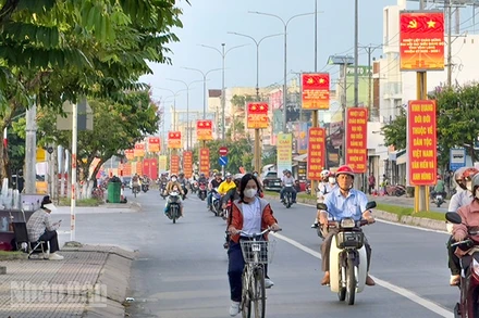 Đường Nguyễn Huệ ở phường Long Châu, tỉnh Vĩnh Long rợp bóng cờ hoa. 