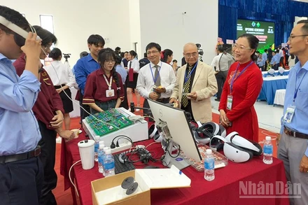 Đại biểu tham quan các gian trưng bày sản phẩm ứng dụng khoa học công nghệ của trường. 