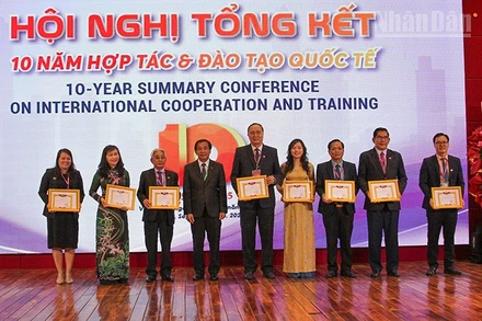 Bộ Giáo dục và Thể thao Lào tặng giấy khen cho 2 tập thể và 6 cá nhân có thành tích xuất sắc trong việc đào tạo nguồn nhân lực cho nước Cộng hòa dân chủ Nhân dân Lào.