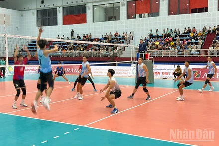 Tranh tài giữa 2 đội Vĩnh Long và Thành phố Hồ Chí Minh. 