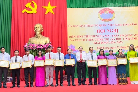 Chủ tịch Ủy ban Mặt trận Tổ quốc Việt Nam tỉnh Vĩnh Long Lê Văn Hẳn trao khen cho các tập thể làm công tác xã hội.