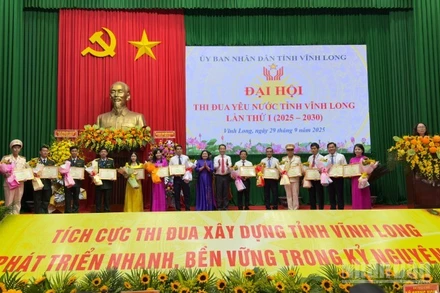 Lãnh đạo tỉnh tuyên dương những tập thể và cá nhân có thành tích xuất sắc trong phong trào thi đua yêu nước tỉnh Vĩnh Long giai đoạn 2020-2025. 
