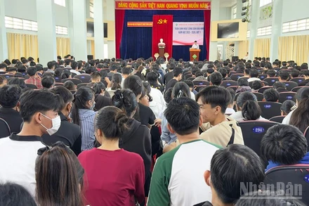 Hơn 500 sinh viên của Trường đại học Sư phạm kỹ thuật Vĩnh Long tham gia buổi tập huấn. 