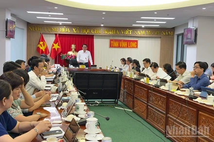 Lãnh đạo tỉnh Vĩnh Long phát biểu tại hội nghị. 