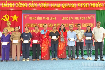 Trao quà cho gia đình chính sách tại đặc khu Côn Đảo.