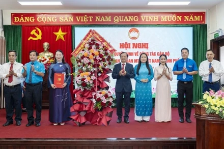 Bí thư Thành ủy Lê Trường Lưu đã trao Quyết định thành lập và tặng hoa chúc mừng cơ quan Ủy ban Mặt trận Tổ quốc Việt Nam thành phố.