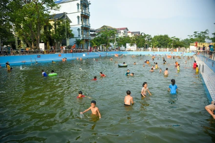 Trẻ em thôn Hưng Giáo (xã Tam Hưng, huyện Thanh Oai, Hà Nội) thỏa sức vui chơi, tập luyện trong ao bơi sinh thái.