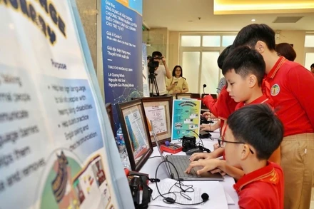 Học sinh quận Hoàn Kiếm học hỏi cách sử dụng các ứng dụng số.