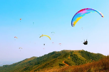 Đồi Bù là điểm chơi dù lượn hiếm hoi ở Thủ đô.