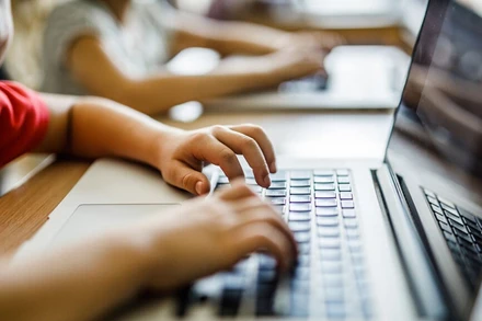 Luật An ninh mạng quy định xử lý nghiêm hành vi sử dụng không gian mạng gây nguy hại cho trẻ em, xâm hại trẻ em, xâm phạm quyền trẻ em. (Ảnh minh họa)