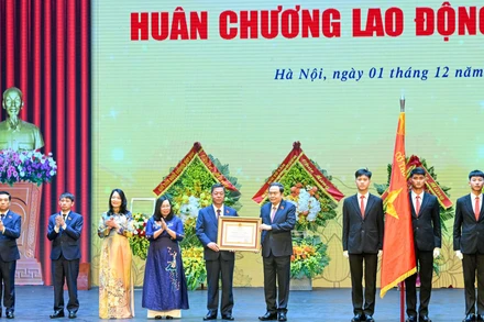 Thay mặt Lãnh đạo Đảng và Nhà nước, Chủ tịch Quốc hội Trần Thanh Mẫn trao tặng Huân chương Lao động hạng Nhất cho Nhà xuất bản Chính trị quốc gia Sự thật. (Ảnh: DUY LINH)