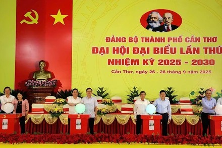 Lãnh đạo Thành ủy Cần Thơ công bố ứng dụng phục vụ Đại hội Đảng bộ thành phố.