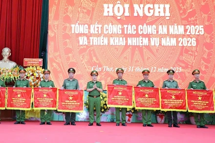Lãnh đạo Bộ Công an tặng Cờ thi đua cho các tập thể tại hội nghị.